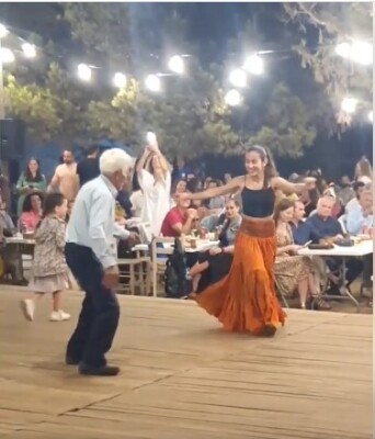 Σχοινούσα: 89χρονος χορεύει με την εγγονή του στη σκηνή γλεντιού
