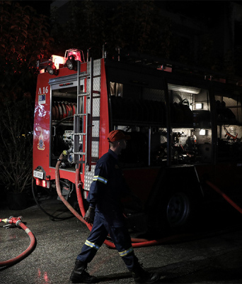 ΠυροσβέστηςΠυροσβεστικό όχημα και πυροσβέστης