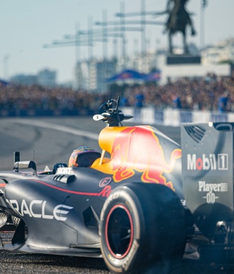 Θεσσαλονίκη: Ταχύτητα και θέαμα από το μονοθέσιο της Formula 1 - Κατακλύστηκε η Νέα Παραλία - Στο τιμόνι ο Patric Friesacher, μακροβιότερος οδηγός της Red Bull.