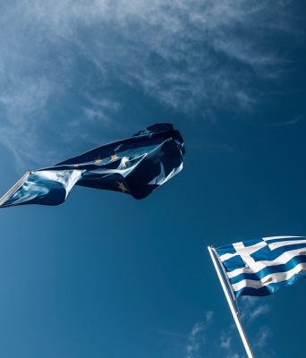 Η σημαία της ΕΕ και της Ελλάδας κυματίζουν στον γαλάζιο ουρανό