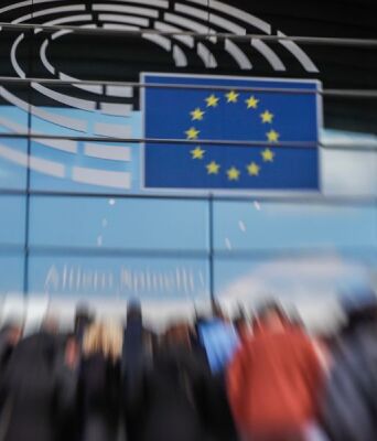 ΕΕ: Καθώς πλησιάζουν οι ευρωεκλογές, οι Βρυξέλλες αναζητούν τρόπους να αντιμετωπίσουν τις απόπειρες ανάμιξης της Ρωσίας - Οι ανησυχίες που εκφράζονται. 