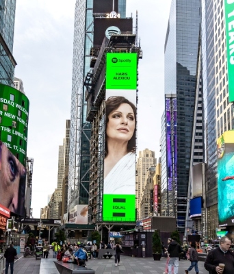 Χάρις Αλεξίου: Σε billboard στην Times Square Χάρις Αλεξίου: Σε billboard στην Times Square 