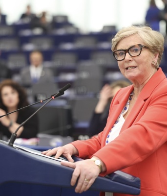 Η Ιρλανδή ευρωβουλεύτρια, Frances Fitzgerald, εισηγήτρια της οδηγίας για τη βία κατά των γυναικών κατά την τοποθέτησή της στην Ολομέλεια του Ευρωπαϊκού Κοινοβουλίου στο Στρασβούργο