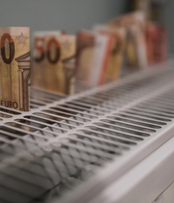 Χρήματα πάνω σε καλοριφέρ