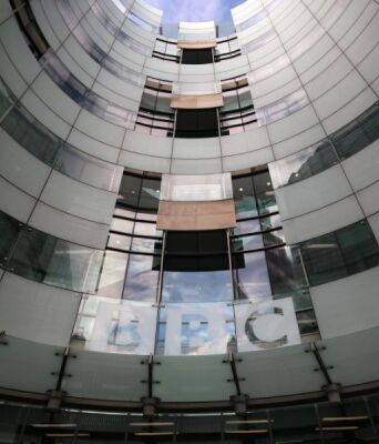 Η BBC πάει YouTube: Συμφωνία-στροφή για νέες παραγωγές και νεότερο κοινό