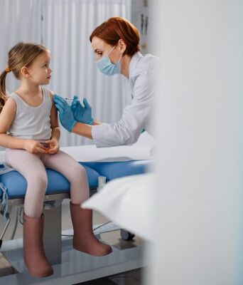 Επίτροπος FDA: Υπήρξαν όπως φαίνεται, 10 θάνατοι παιδιών από εμβόλια κατά της COVID