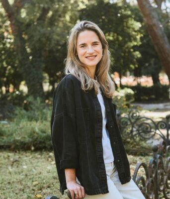 Σίλια Χάρισον: Από το Λονδίνο σε όλο τον κόσμο και από εκεί στην Αθήνα