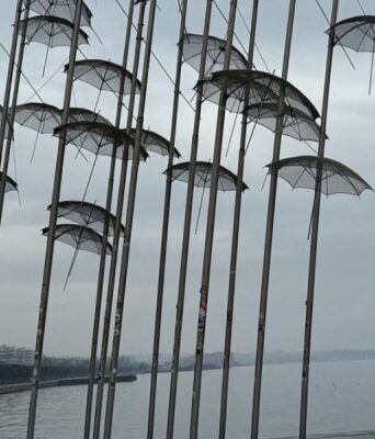 Θεσσαλονίκη: Επέστρεψαν οι ομπρέλες του Ζογγολόπουλου στη Νέα Παραλία