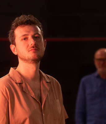 Αλέξανδρος Ραπτοτάσιος: Ο σκηνοθέτης που τολμά να πειραματίζεται με το κοινό