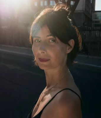 Η Joanna Dunis επανασχεδιάζει την αυτοβιογραφία