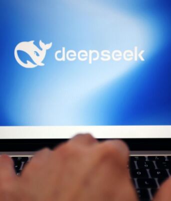 Η κινεζική DeepSeek έκανε open source μοντέλο τεχνητής νοημοσύνης που έλαβε χρυσό μετάλλιο στη Διεθνή Μαθηματική Ολυμπιάδα για την ικανότητα συλλογισμού του.