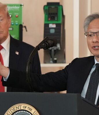 Ο Ντόναλντ Τραμπ εγκρίνει πώληση τσιπ τεχνητής νοημοσύνης της Nvidia στην Κίνα - Οι Δημοκρατικοί εκφράζουν ανησυχίες για την εθνική ασφάλεια των ΗΠΑ