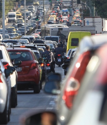 Αυτοκίνητα κολλημένα στην κίνηση