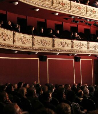 Το Δημοτικό Θέατρο Πειραιά μπαίνει στον εορταστικό Δεκέμβριο με το σύνθημα «Αγκαλιάζοντας την κοινωνία