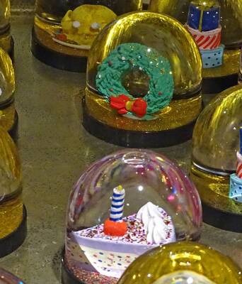 Οι γυάλινες χριστουγεννιάτικες μπάλες που ξεχωρίσαμε στην αγορά