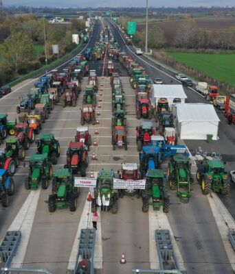 Οι αγρότες επιμένουν στα μπλόκα σε όλη τη χώρα - Ανοίγουν διόδια και λωρίδες για τις γιορτές και προετοιμάζουν νέα βήματα κινητοποιήσεων.