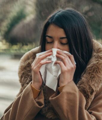 Γρίπη: Προειδοποιήσεις για έξαρση στις γιορτές και αυξημένο κίνδυνο μετάδοσης - Η καθηγήτρια Θ. Ψαλτοπούλου εξηγεί τη δυναμική του στελέχους «Κ»