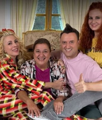 Η πεντάδα του «Παρά Πέντε» ποζάρει ξανά μαζί μετά από 20 χρόνια, όπως τότε