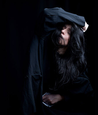 Ρωγμές, μια σόλο τελετουργία της Χριστίνας Κυριαζίδη