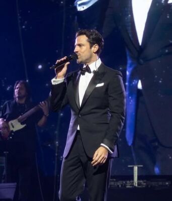 Ο Κωνσταντίνος Αργυρός αποκάλυψε την ιστορία πίσω από τη φράση: «μάνα ο γιος σου χορεύει ζεϊμπέκικο στο Royal Albert Hall»