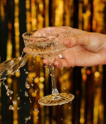 5 αφρώδη κρασιά και 5 εύκολα wine cocktails για ένα κεφάτο ρεβεγιόν