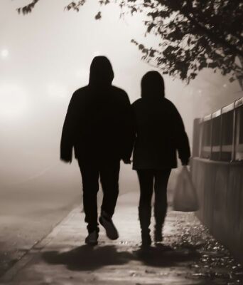 Στην Πόλη που Ξημερώνει: Ο Γιάννης και η Μαίρη. Νύχτα, Πόλη, Σιωπή