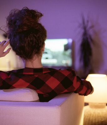 Νέα μελέτη συνδέει την ακατάσχετη τηλεθέαση με τη μοναξιά και την ανάγκη διαφυγής από αρνητικά συναισθήματα, προειδοποιώντας για τον κίνδυνο εθισμού.