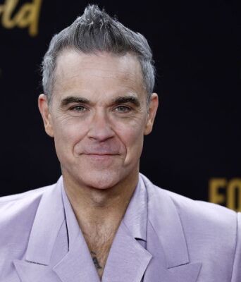 Ο Ρόμπι Γουίλιαμς κατέρριψε το ρεκόρ των Beatles στη Βρετανία με 16 σόλο άλμπουμ στο No1 - Ο Βρετανός σταρ κατακτά την κορυφή με τον δίσκο «Britpop»