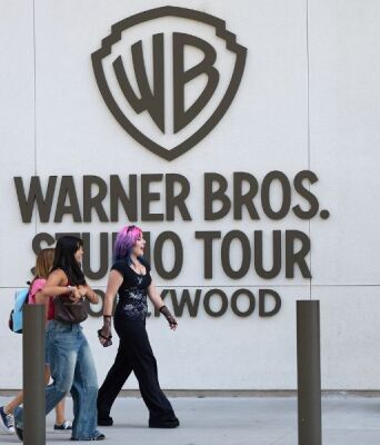 Η Warner Bros Discovery δίνει 7 ημέρες στην Paramount για βελτιωμένη προσφορά, ενώ παραμένει δεσμευμένη στη συμφωνία με το Netflix.