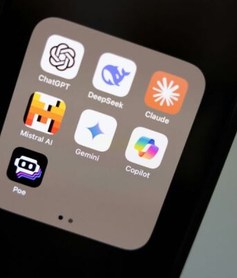 Τεχνητή νοημοσύνη: Άλμα δημοτικότητας για το Claude της Anthropic μετά το «όχι» στην αυτόνομη δράση όπλων, παρά τη νέα συμφωνία του Πενταγώνου με την OpenAI.