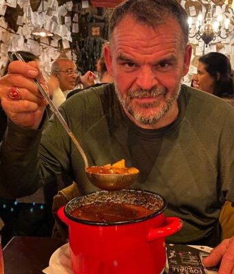 Για live jazz και καυτερά γκούλας στο απίθανο “For Sale Pub” της Βουδαπέστης