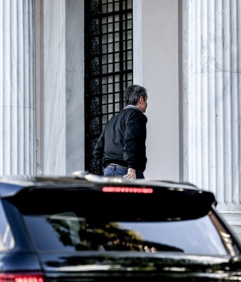 Ο Κυριάκος Μητσοτάκης ανεβαίνει τα σκαλιά του Μεγάρου Μαξίμου