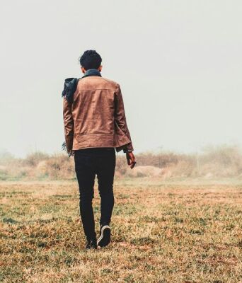 Mέσα στον πόνο, η καρδιά ανοίγει. Η ώρα πριν ξημερώσει