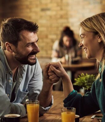 Ειδικός σε θέματα σχέσεων αποκαλύπτει τα τρία κρίσιμα σημάδια που δείχνουν ότι χάνετε τον χρόνο σας και πώς να αποφύγετε τα «παιχνίδια» στην αρχή