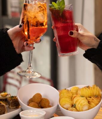 Όφις: Ένα καινούργιο μπαρ-στέκι στο Παγκράτι