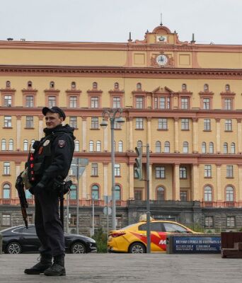 Σύλληψη δημοσιογράφου στη Ρωσία με την κατηγορία της προδοσίας - Η FSB τον κατηγορεί για συνεργασία με την Ουκρανία και κυβερνοεπιθέσεις σε υποδομές.