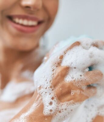 Είναι αλήθεια ότι το καθημερινό ντους κάνει κακό στο δέρμα;