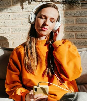 Οι καθημερινές μουσικές μας επιλογές προσφέρουν στοιχεία για τη νοημοσύνη μας, με τους στίχους να αποτελούν τον ισχυρότερο δείκτη γνωστικής ικανότητας.