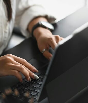 Η Google αυστηροποιεί τους κανόνες για ιστοσελίδες που μπλοκάρουν το back button, προειδοποιώντας για ποινές και υποβάθμιση στα αποτελέσματα αναζήτησης