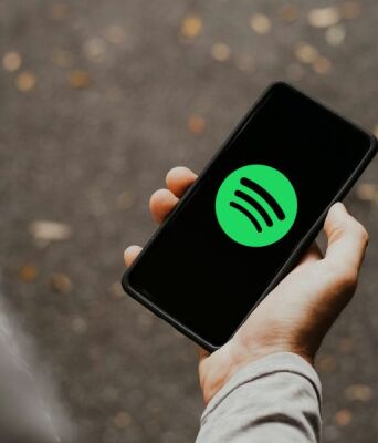 Χρήστες κατηγορούν το Spotify ότι υποβαθμίζει τους δημιουργούς με τη νέα λειτουργία remix τραγουδιών μέσω τεχνητής νοημοσύνης.