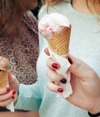 Γιατί παθαίνουμε «brain freeze» όταν τρώμε παγωτό - Το κόλπο για να σταματήσει πιο γρήγορα