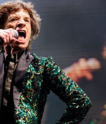 Το νέο podcast των Rolling Stones θα περιλαμβάνει ακυκλοφόρητα κομμάτια και συνεντεύξεις με τους Ρόμπερτ Σμιθ, Άντριου Γουάτ και Νόρα Τζόουνς.