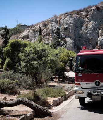 Όχημα της Πυροσβεστικής στον Λυκαβηττό