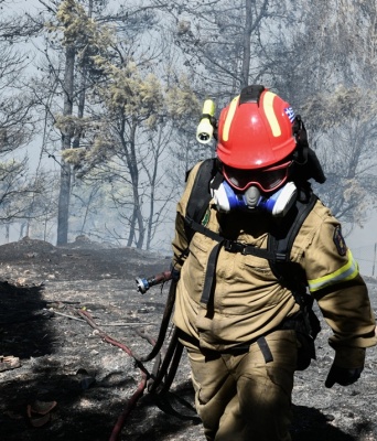 Πυροσβέστης επιχειρεί για την κατάσβεση φωτιάς