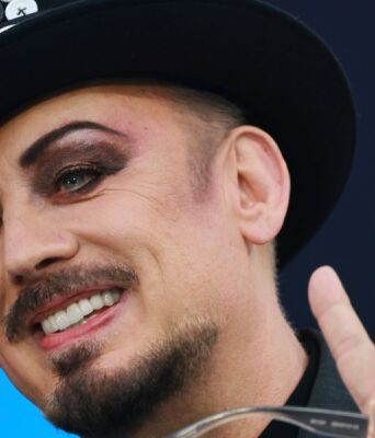 Ο Boy George κατηγορεί το Bandcamp ότι αφαίρεσε το τραγούδι του λόγω πίεσης αντισημιτών - Η πλατφόρμα υποστηρίζει πως παραβίασε την πολιτική περί AI
