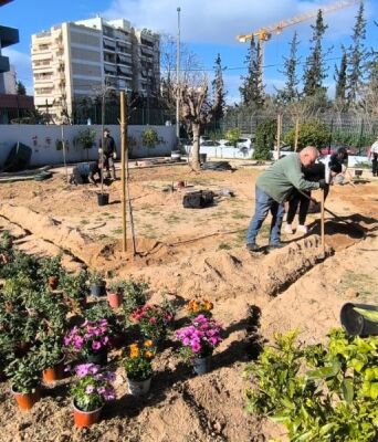 Ο Δήμος Αθηναίων ενισχύει το πράσινο σε 43 σχολικές αυλές, δημιουργώντας οάσεις δροσιάς με τη φύτευση 229 δέντρων και 1.238 θάμνων.