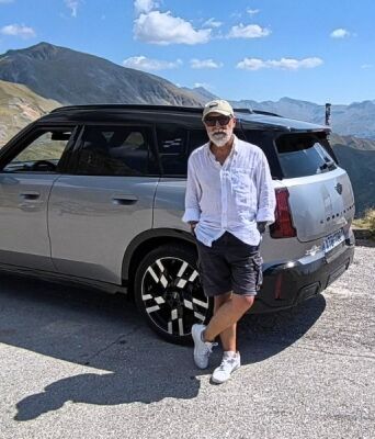 Στο επιβλητικό Πέρασμα του Μπάρου με το Mini Countryman C 