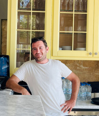 O σεφ Μάρκος Πολί στο εστιατόριό του «Παναγίτσα» στην Αίγινα