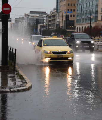 Κυκλοφοριακό χάος στους δρόμους της Αθήνας λόγω της κακοκαιρίας Byron - Η κίνηση στους βασικούς οδικούς άξονες
