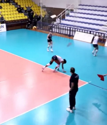 Άρης - ΑΟ Θήρας: Κομμάτια από το ταβάνι έπεσαν δίπλα σε παίκτρια, την ώρα του αγώνα